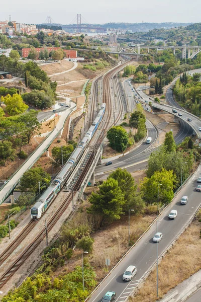 Köprüdeki su kemerinden ve Lizbon 'daki İsa heykelinden manzara