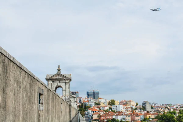 Widok z akweduktu na miasto z samolotem w Lizbonie — Zdjęcie stockowe