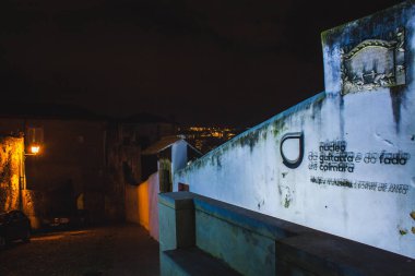 Antik Avrupa dar sokaklarında kemerli bir manzara