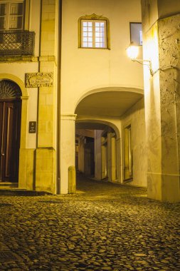 Geceleri kemerli eski bir Avrupa dar caddesinde manzara