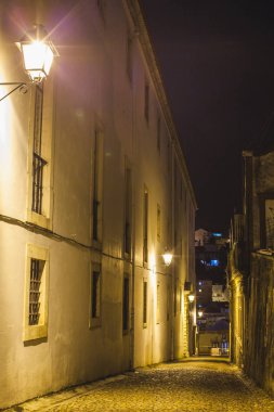 Geceleyin eski bir Avrupa dar caddesinde manzara