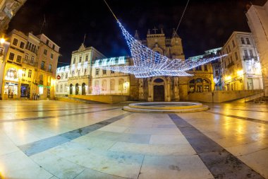 Yılbaşı gecesi antik bir Avrupa meydanında manzara