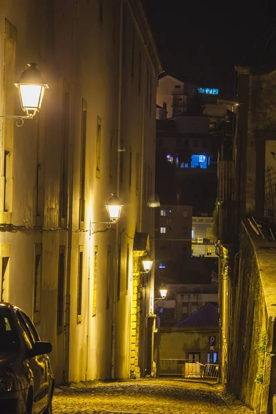Geceleyin eski bir Avrupa dar caddesinde manzara