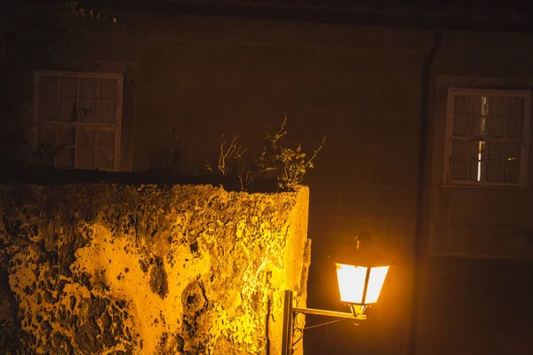 Pohled na starověkou evropskou úzkou ulici v noci — Stock fotografie