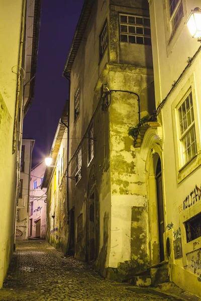 Widok na starożytną europejską wąską uliczkę w nocy — Zdjęcie stockowe