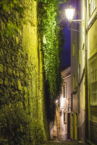 Vista sobre uma antiga rua europeia estreita à noite — Fotografia de Stock