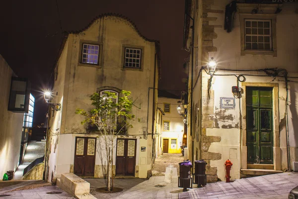 Geceleyin eski bir Avrupa dar caddesinde manzara