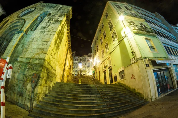 Blick auf eine antike europäische Treppe bei Nacht — Stockfoto