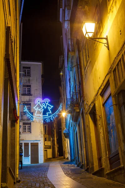 Vista em uma antiga rua iluminada europeia na noite de Natal — Fotografia de Stock