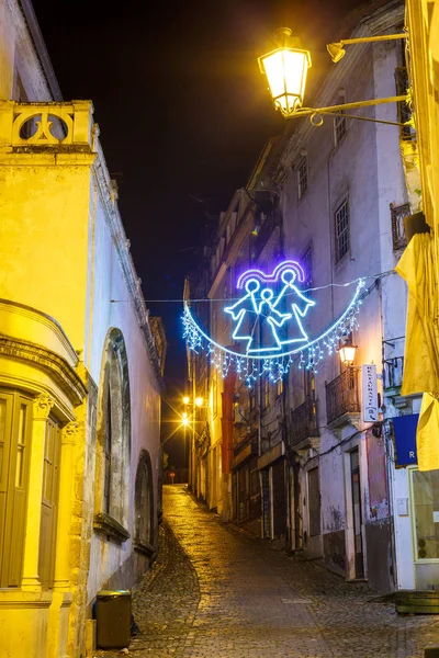 Yılbaşı gecesi aydınlatılmış antik bir Avrupa caddesinde manzara