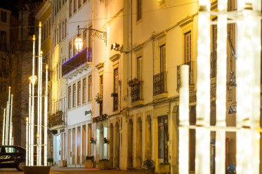 Yılbaşı gecesi aydınlatılmış antik bir Avrupa caddesinde manzara