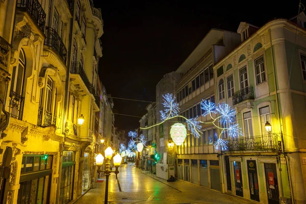 Yılbaşı gecesi aydınlatılmış antik bir Avrupa caddesinde manzara