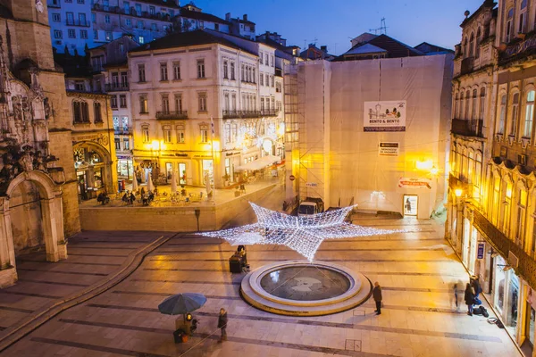 Antik Avrupa meydanındaki bir yıldızın manzarası Noel gecesi dev bir yıldızla