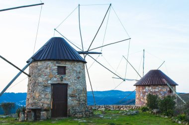 Portekiz 'de gün batımında bir tepede değirmen