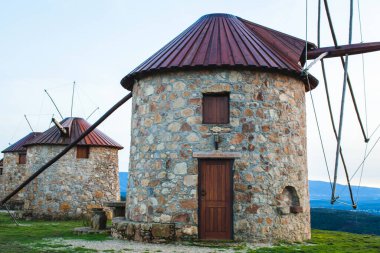 Portekiz 'de gün batımında bir tepede değirmen