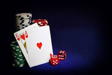 Kartları, poker fişleri ve dices masada oynarken