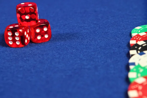 蓝色背景扑克筹码和骰子 — 图库照片