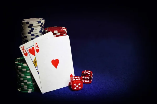 Spelen Kaarten Poker Chips Dobbelstenen Tafel Stockfoto