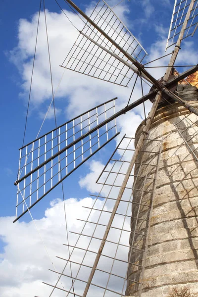 Windmühle in den Salzbergwerken von Tripolis, Sizilien, Italien — Stockfoto