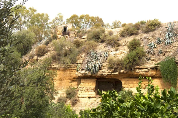 Estruturas antigas nos jardins do Vale dos Templos, Agrigento, Sicília, Itália — Fotografia de Stock