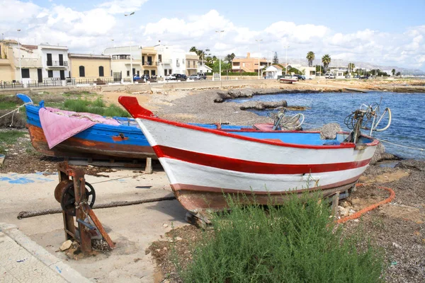 Tipik balıkçı tekneleri tarafından sahile Noto, Sicilya, İtalya — Stok fotoğraf