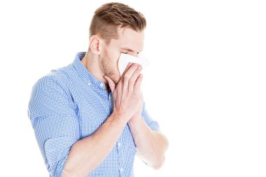 Adamın soğuk izole üzerinde beyaz bir arka plan yok