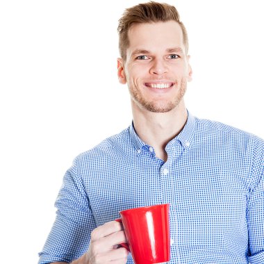 Beyaz arka plan üzerinde izole kırmızı Kupası tutan yakışıklı gülümseyen iş adamı