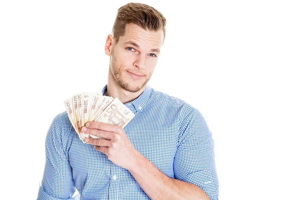 Porträtt av leende ung man håller euron papper valuta isolat — Stockfoto
