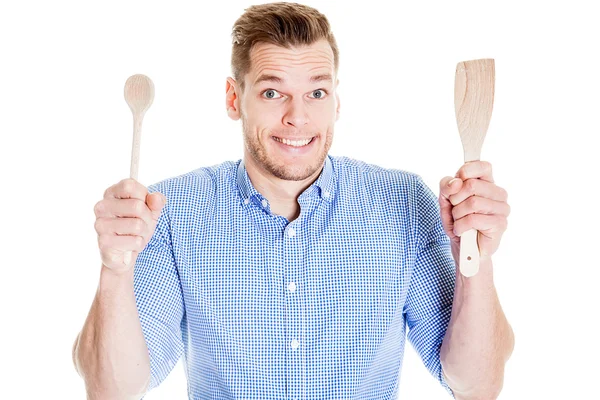 Grappige jongeman met keukengerei geïsoleerd op wit — Stockfoto