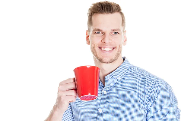 Bell'uomo d'affari sorridente che tiene la tazza rossa isolata su sfondo bianco — Foto Stock