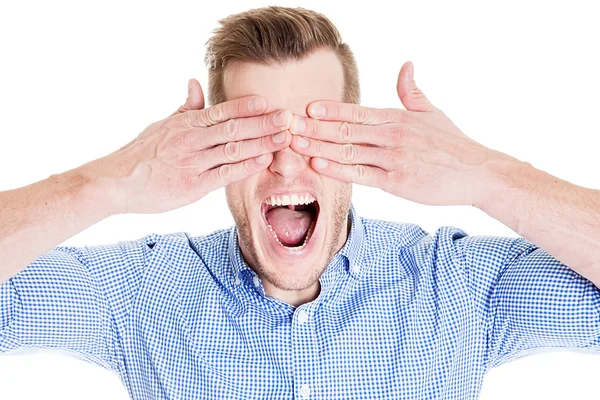 Homem cobrindo seus olhos e gritando isolado no branco — Fotografia de Stock