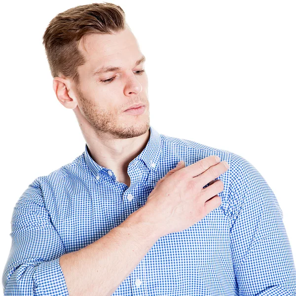 Homem varre a sujeira de sua camisa isolada em branco — Fotografia de Stock