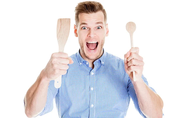 Смешной молодой человек с кухонными инструментами изолированы на белом — стоковое фото