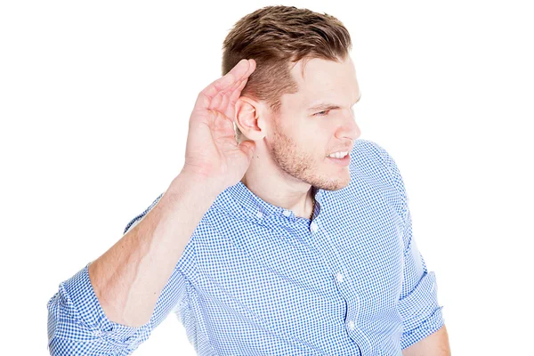 Uomo con problemi di udito che fatica a sentire cipiglio mentre si tiene la mano all'orecchio nel tentativo di migliorare l'acustica — Foto Stock