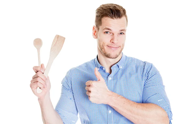 Divertente giovane uomo con utensili da cucina isolati su bianco — Foto Stock