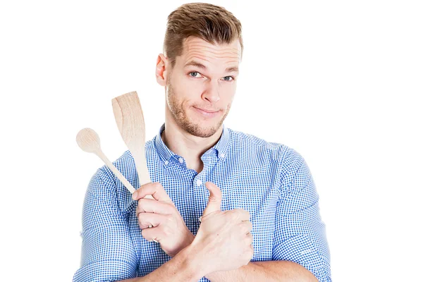 Jovem engraçado com ferramentas de cozinha isolado no branco — Fotografia de Stock