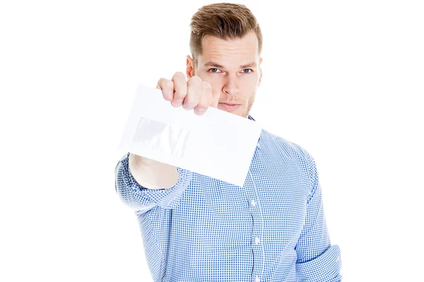 Mladý podnikatel drží v ruce obálku na bílé poza Royalty Free Stock Fotografie
