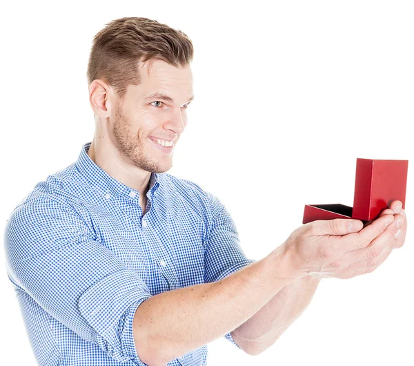 Άνθρωπος που κρατά ένα ανοιχτό κοσμήματα κουτί που απομονώνονται σε λευκό Φωτογραφία Αρχείου