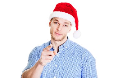Hayali bir şeye işaret eden iş adamı. Şirket parti, Noel şapka bir adam beyaz bir arka planda studio fotoğraf izole portresi.