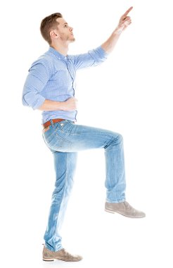 Genç adam bir adım yapmak
