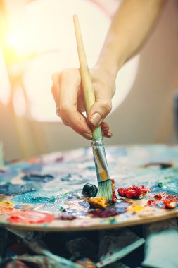 Sanatçının paleti, yakın çekim. Ön seçici odak. Arka plan resmi.