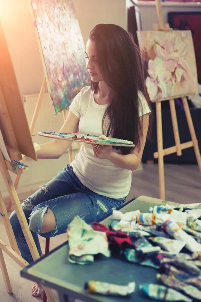 Artista donna che lavora alla pittura in studio . — Foto Stock