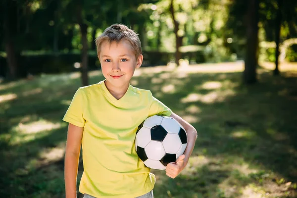 Rapaz com a bola no parque — Fotografia de Stock