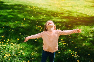 Kız alanında güneş ışığı altında