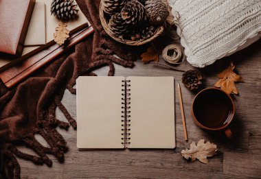 Sonbahar yaprakları, defter ve kupa rustik ahşap masa, rahat sonbahar natürmort, sonbahar ruh kavramı, blogger veya yazar yaşam tarzı, üstten görünüm.
