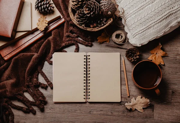 Sonbahar yaprakları, defter ve kupa rustik ahşap masa, rahat sonbahar natürmort, sonbahar ruh kavramı, blogger veya yazar yaşam tarzı, üstten görünüm.