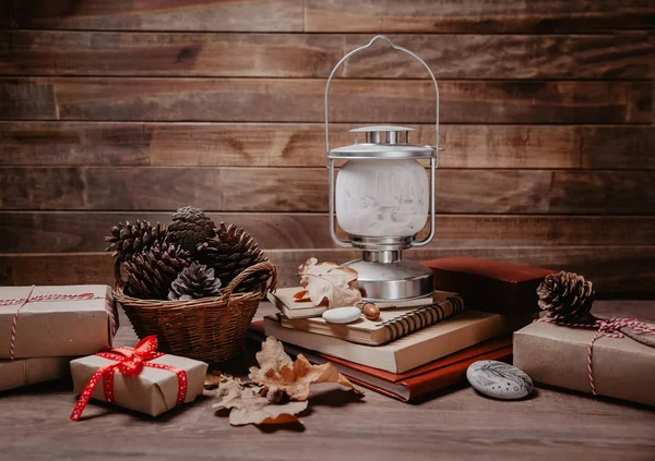 Weihnachts- oder Neujahrsgeschenke. Feriendekoration auf Holzgrund. Gedämpftes Bild. — Stockfoto