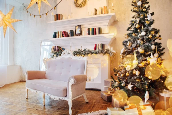 Interno di bella stanza con decorazioni natalizie — Foto Stock