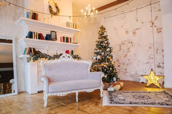 Intérieur de belle chambre avec décorations de Noël — Photo