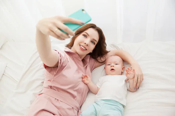 Selfie de mère et fils dans la chambre. vue de dessus — Photo